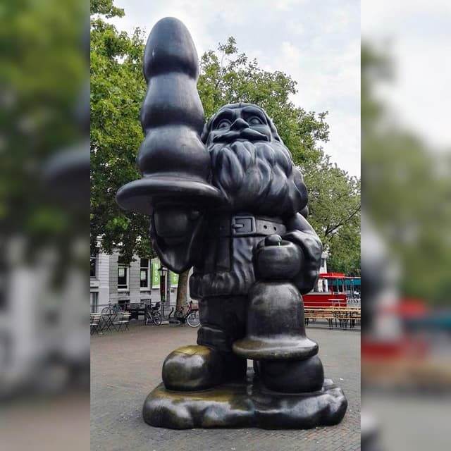 Paul McCarthy’s Santa Claus (Beeld) aka “Kabouter Buttplug” (Butt plug gnome)