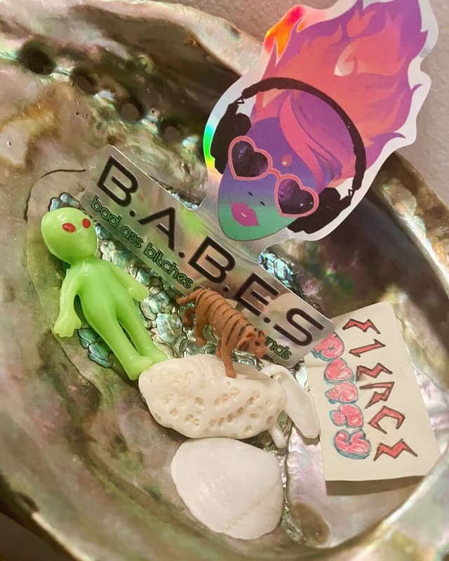 Alien sacrifice to the fierce pussy 👽🐯