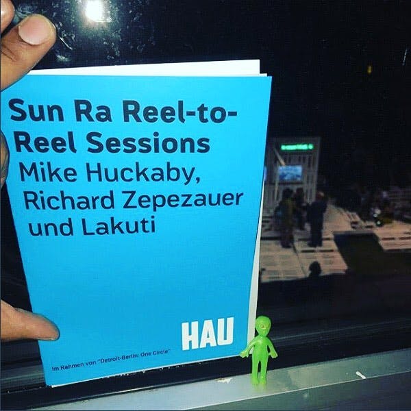 Gerald’s alien flew right from Detroit to Berlin for Mike Huckaby Sun Ra Sessions and I assume he’s been helping out with the visuals at MODEL 500 Live at HAU Berlin today!