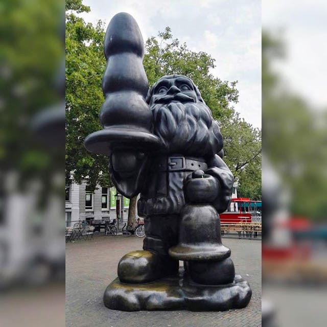Paul McCarthy’s Santa Claus (Beeld) aka “Kabouter Buttplug” (Butt plug gnome)