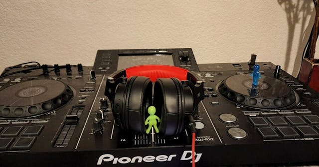 DJ aliens