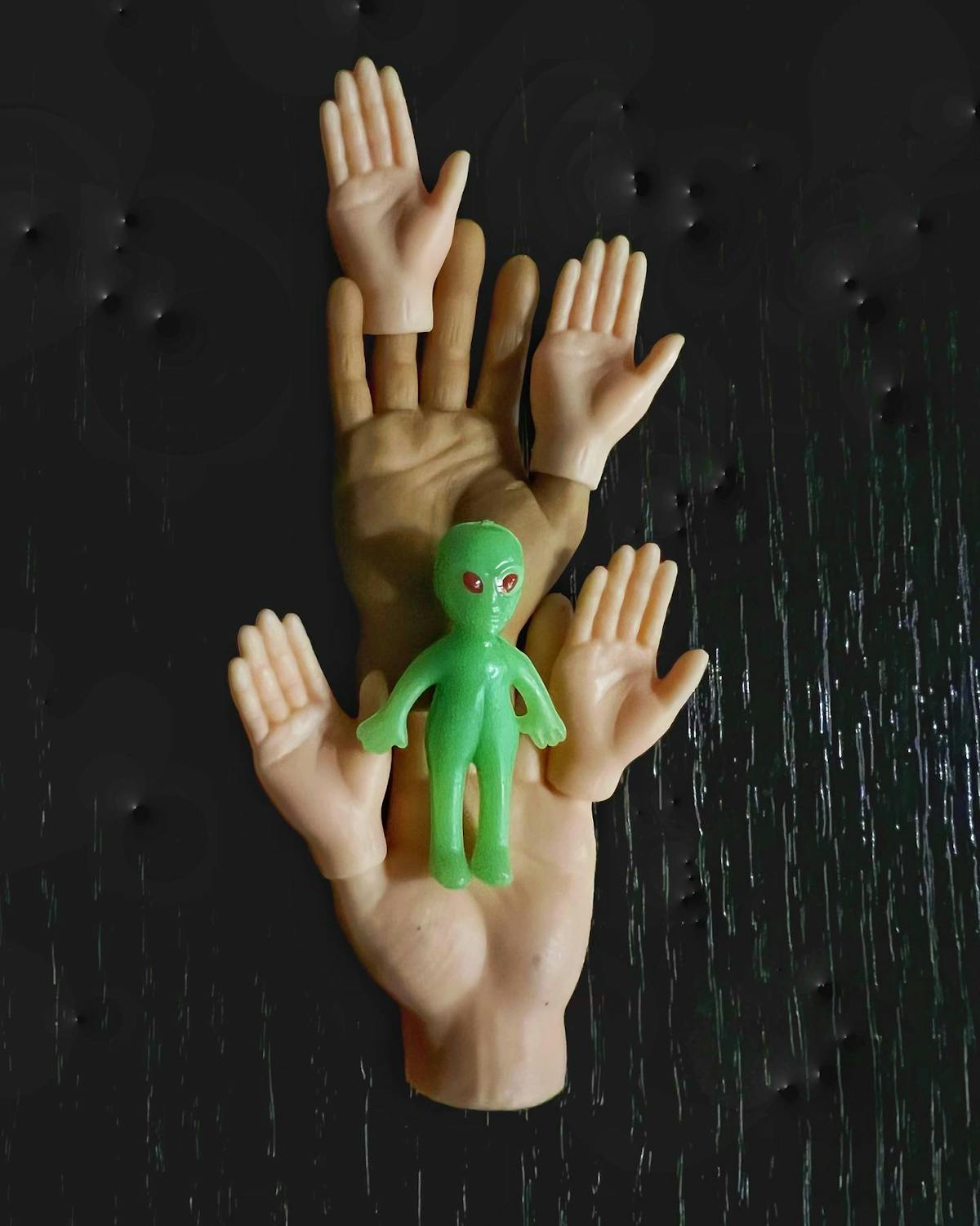 Handsy alien